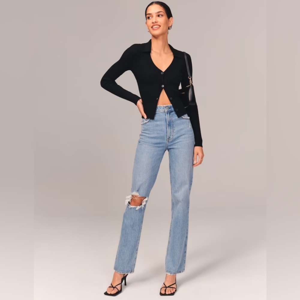 Abercrombie Ultra High Rise 90’s Straight Jean in Light Ripped Wash - Size 27R